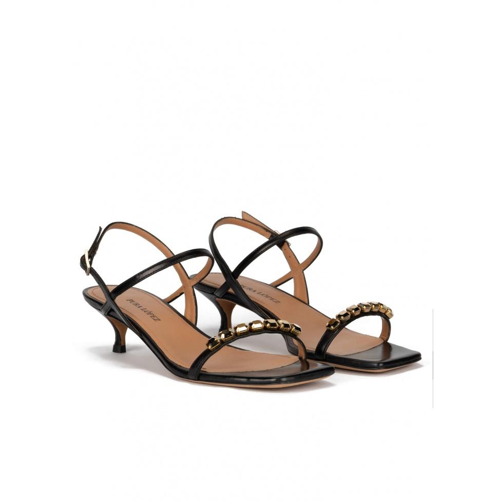 pura lópez Sandalias de tacón medio en piel color negro con cristales Ofertas