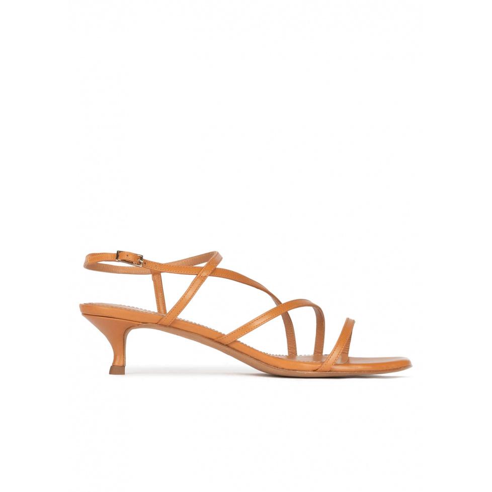 pura lópez Sandalias de tiras con tacón medio en piel camel