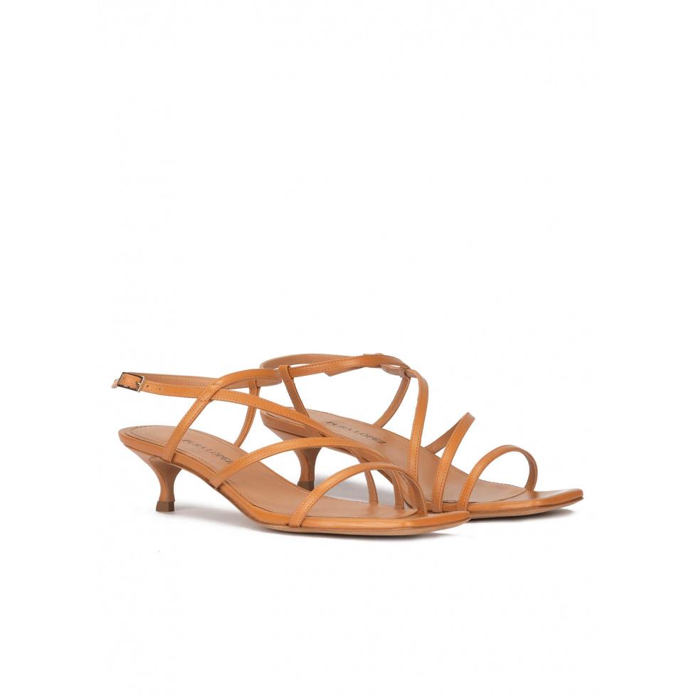 pura lópez Sandalias de tiras con tacón medio en piel camel En oferta