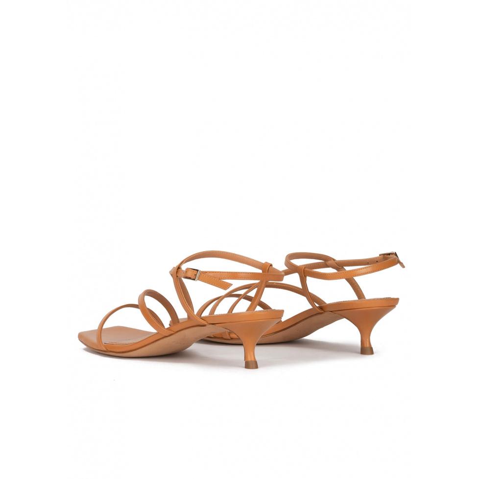 pura lópez Sandalias de tiras con tacón medio en piel camel En oferta