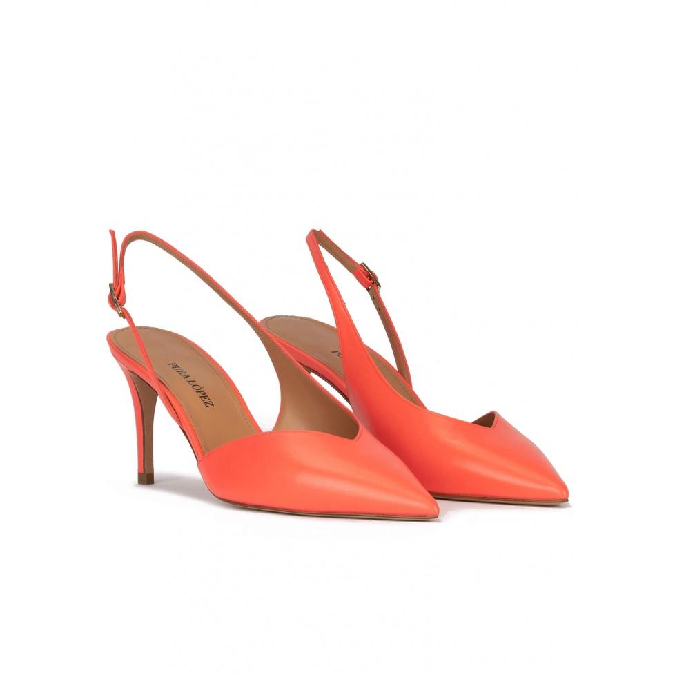 pura lópez Zapatos asimétricos de punta fina y tacón medio en piel coral Liquidación