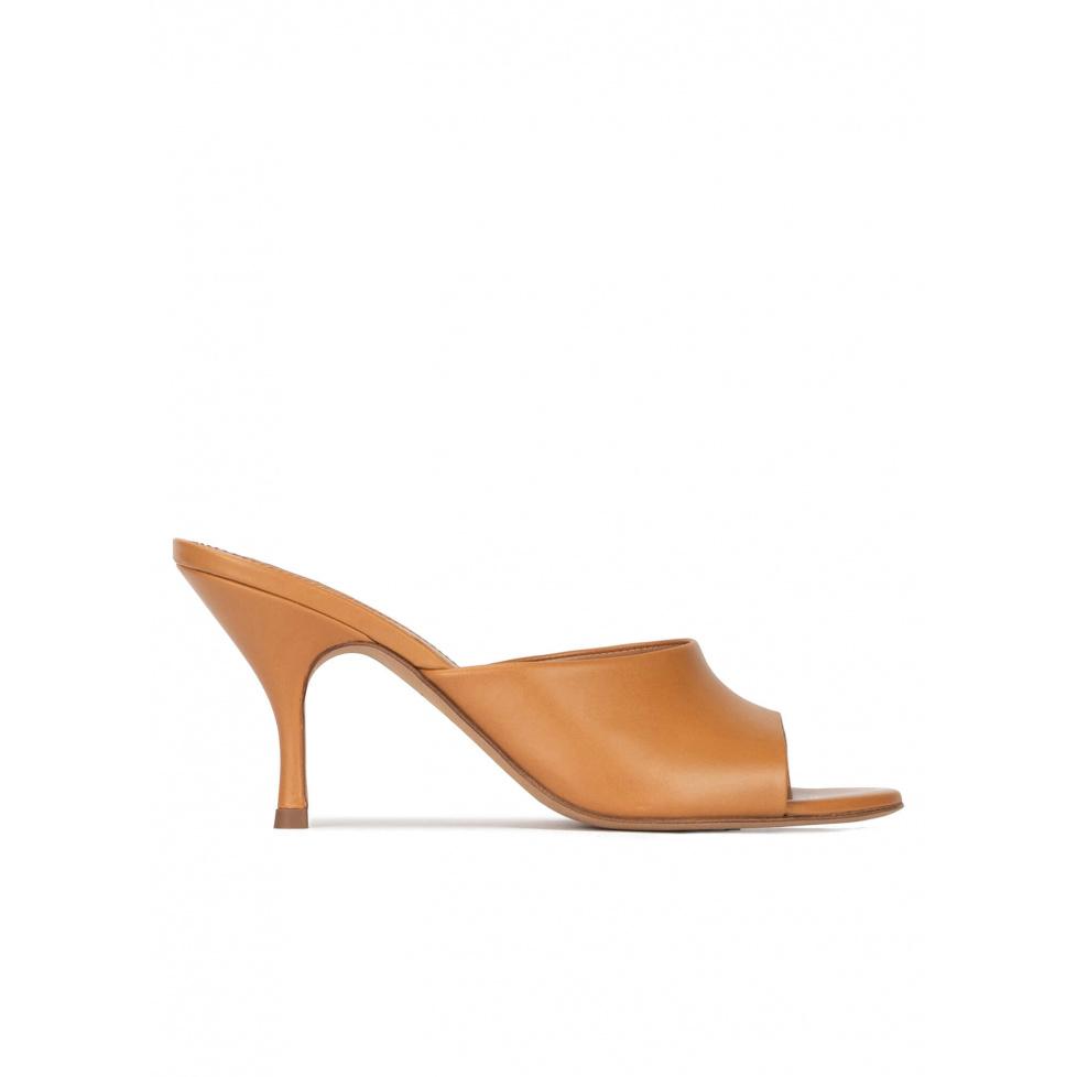 pura lópez Mules camel de piel con tacón medio curvo