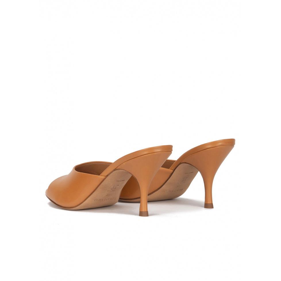 pura lópez Mules camel de piel con tacón medio curvo Superdescuento