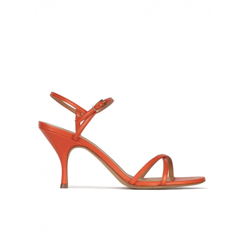 pura lópez Sandalias naranja de tacón curvo en piel con hebilla lateral