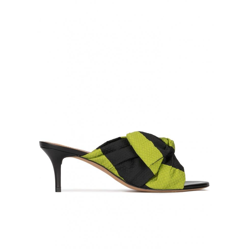 pura lópez Mules de tacón medio fino en tejido verde y negro con lazo