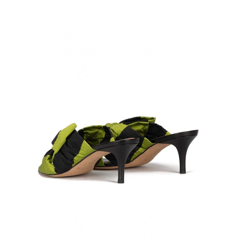 pura lópez Mules de tacón medio fino en tejido verde y negro con lazo Oferta exclusiva