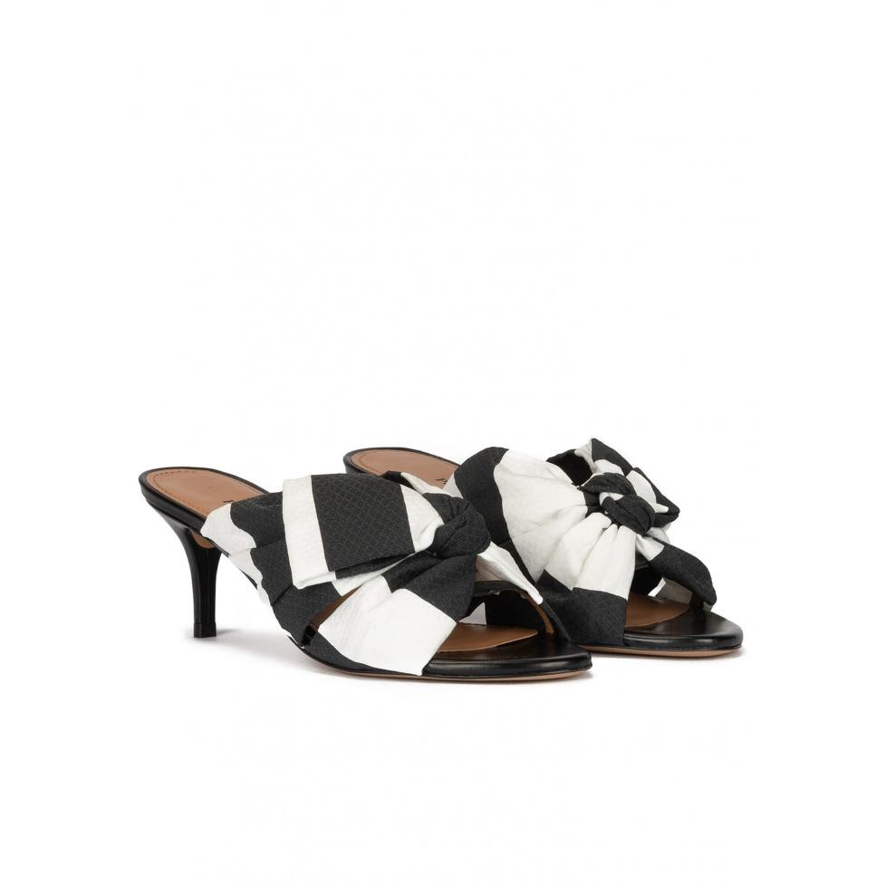 pura lópez Mules de tacón medio en blanco y negro con lazo en tejido Última moda