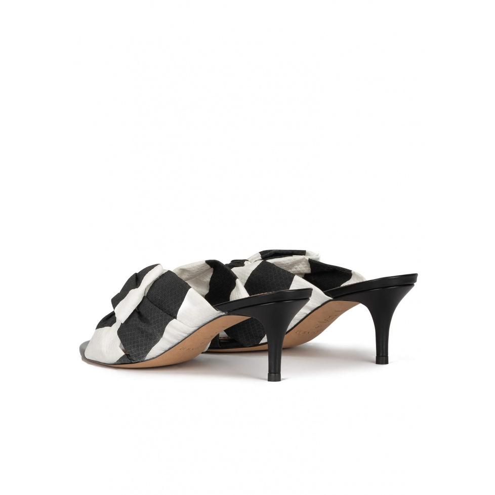 pura lópez Mules de tacón medio en blanco y negro con lazo en tejido Última moda