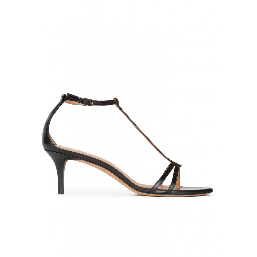 pura lópez Sandalias negras de piel con tacón medio y pulsera