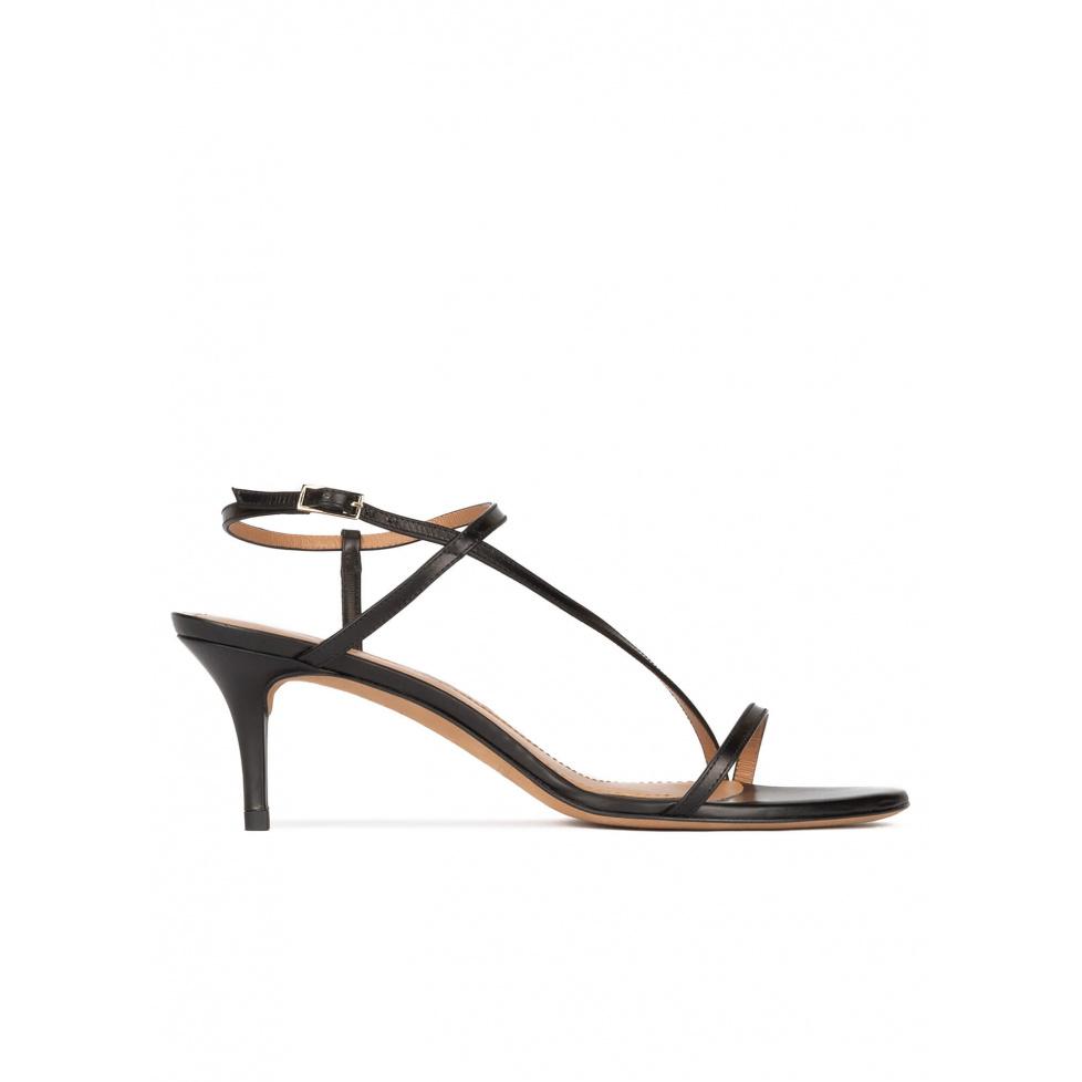 pura lópez Sandalias negras de piel con tacón medio y diseño de tiras