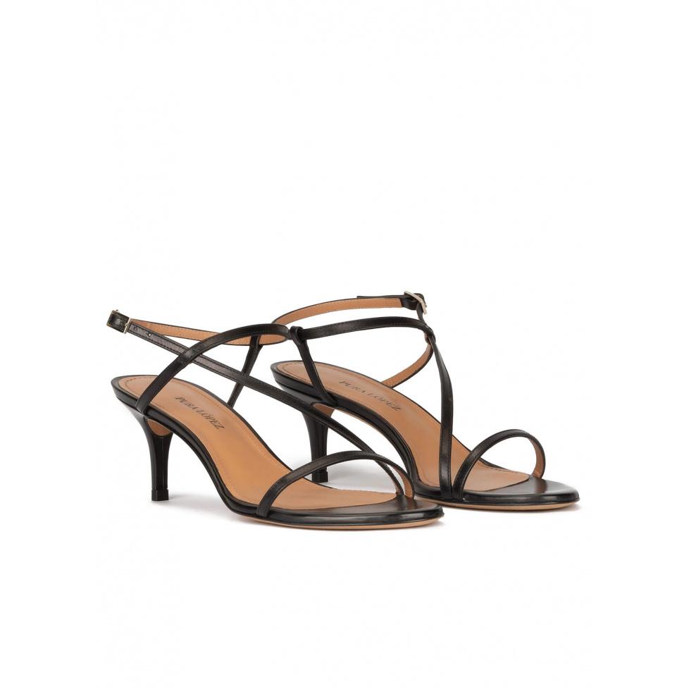 pura lópez Sandalias negras de piel con tacón medio y diseño de tiras Rebajas de fin de temporada
