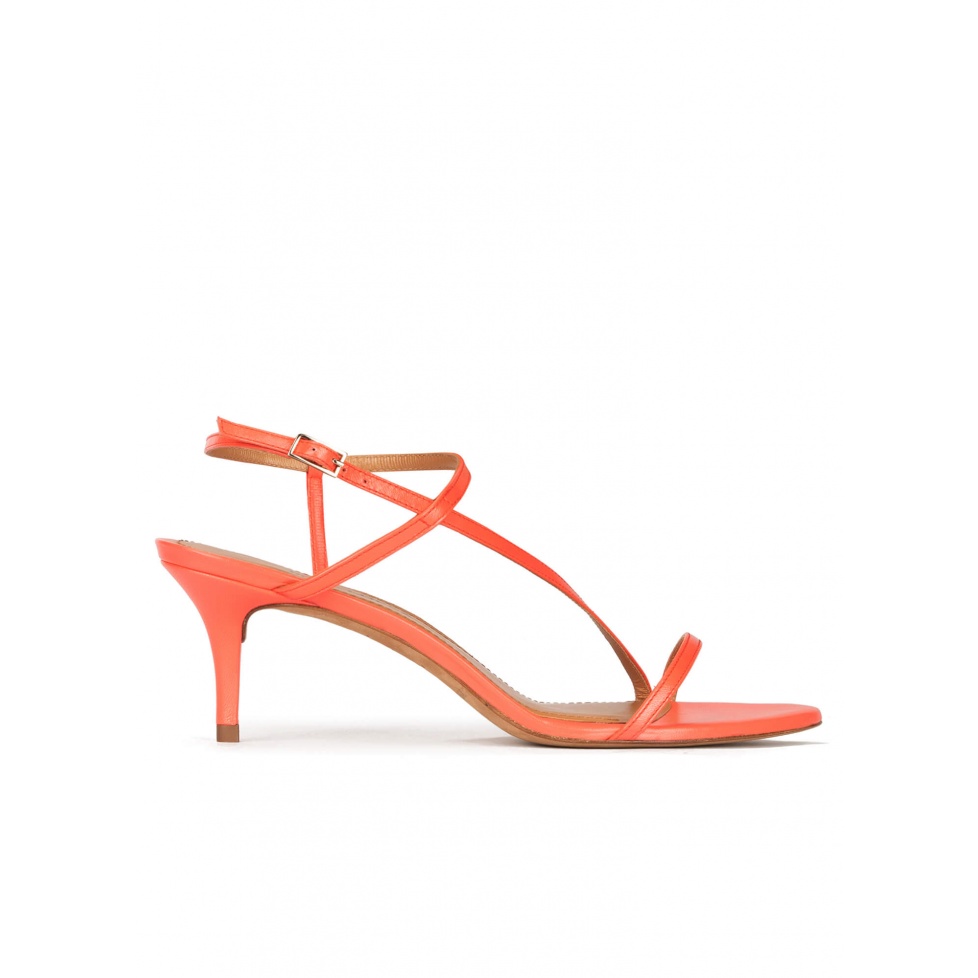 pura lópez Sandalias de tacón medio con diseño de tiras en piel coral