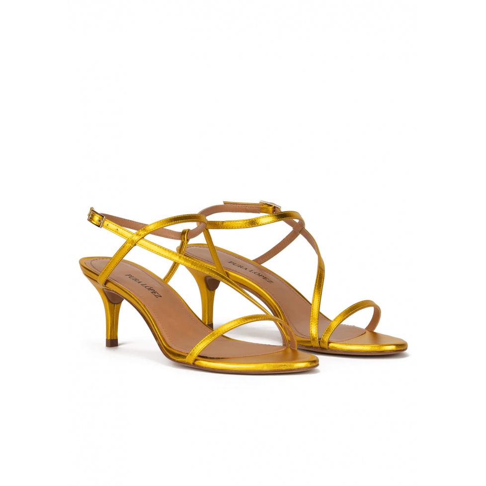 pura lópez Sandalias amarillas de tacón medio fino en piel metalizada Outlet online