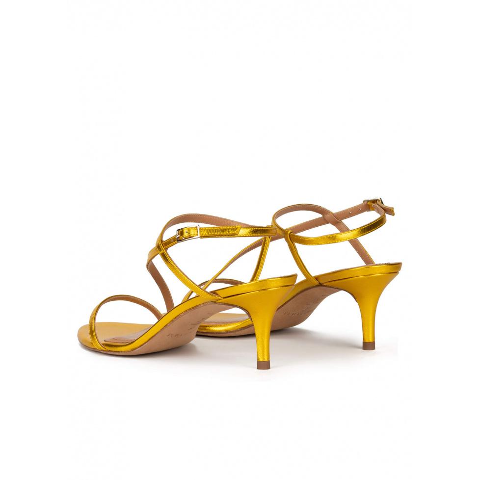 pura lópez Sandalias amarillas de tacón medio fino en piel metalizada Outlet online