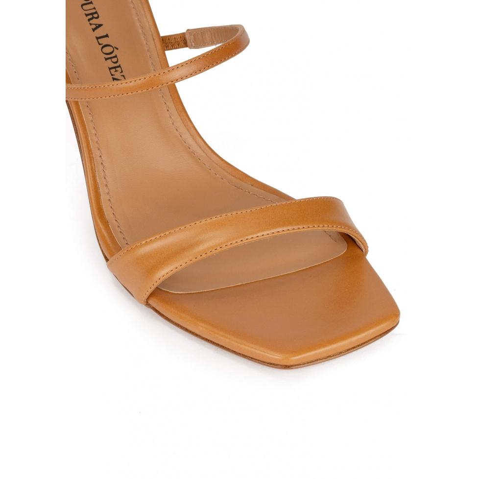 pura lópez Sandalias de tacón medio y puntera cuadrada en piel camel Ofertas