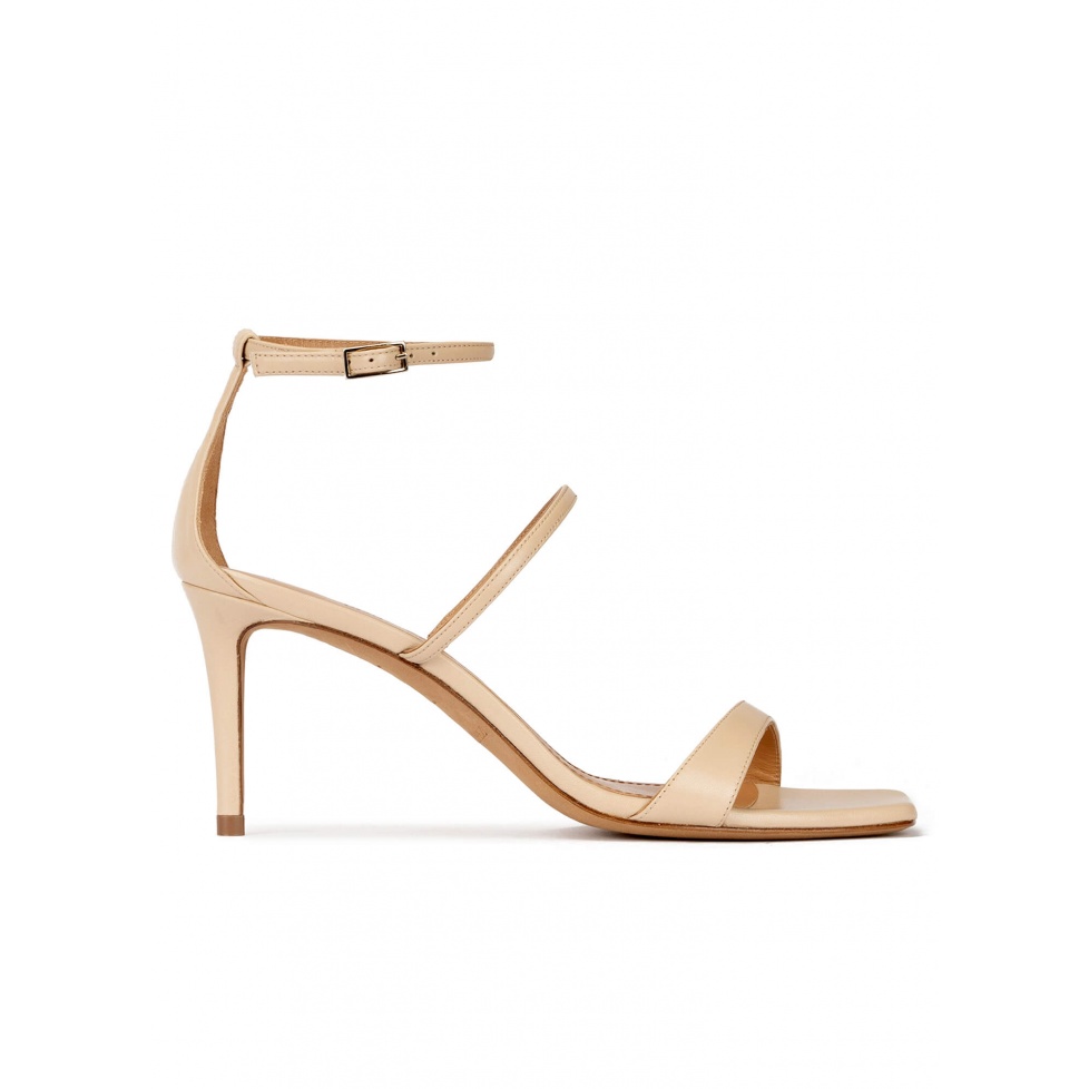 pura lópez Sandalias de puntera cuadrada y tacón medio en piel beige
