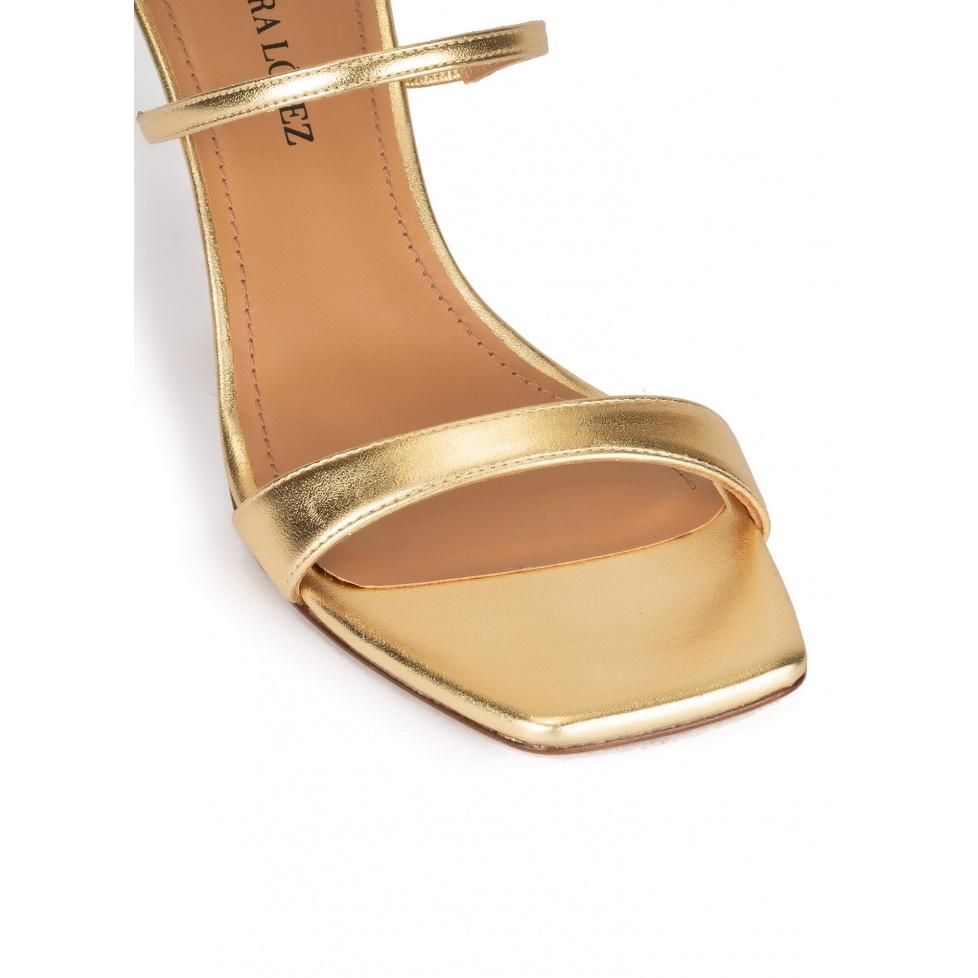 pura lópez Sandalias doradas de piel con tacón medio y pulsera Gran oferta
