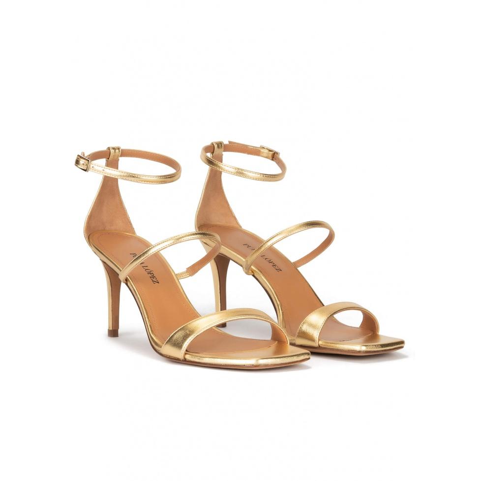 pura lópez Sandalias doradas de piel con tacón medio y pulsera Gran oferta