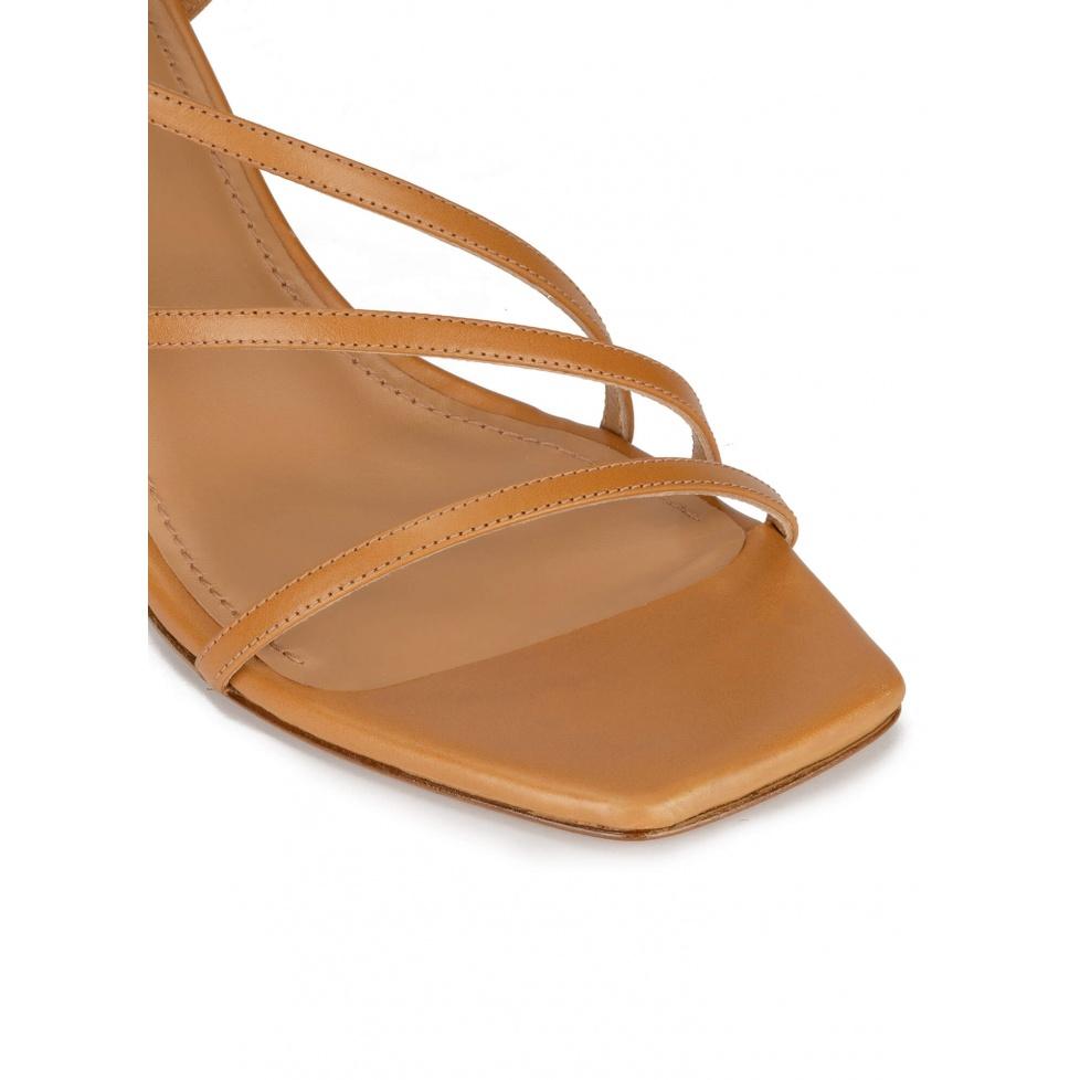 pura lópez Sandalias de puntera cuadrada y tacón medio en piel camel Los más vendidos