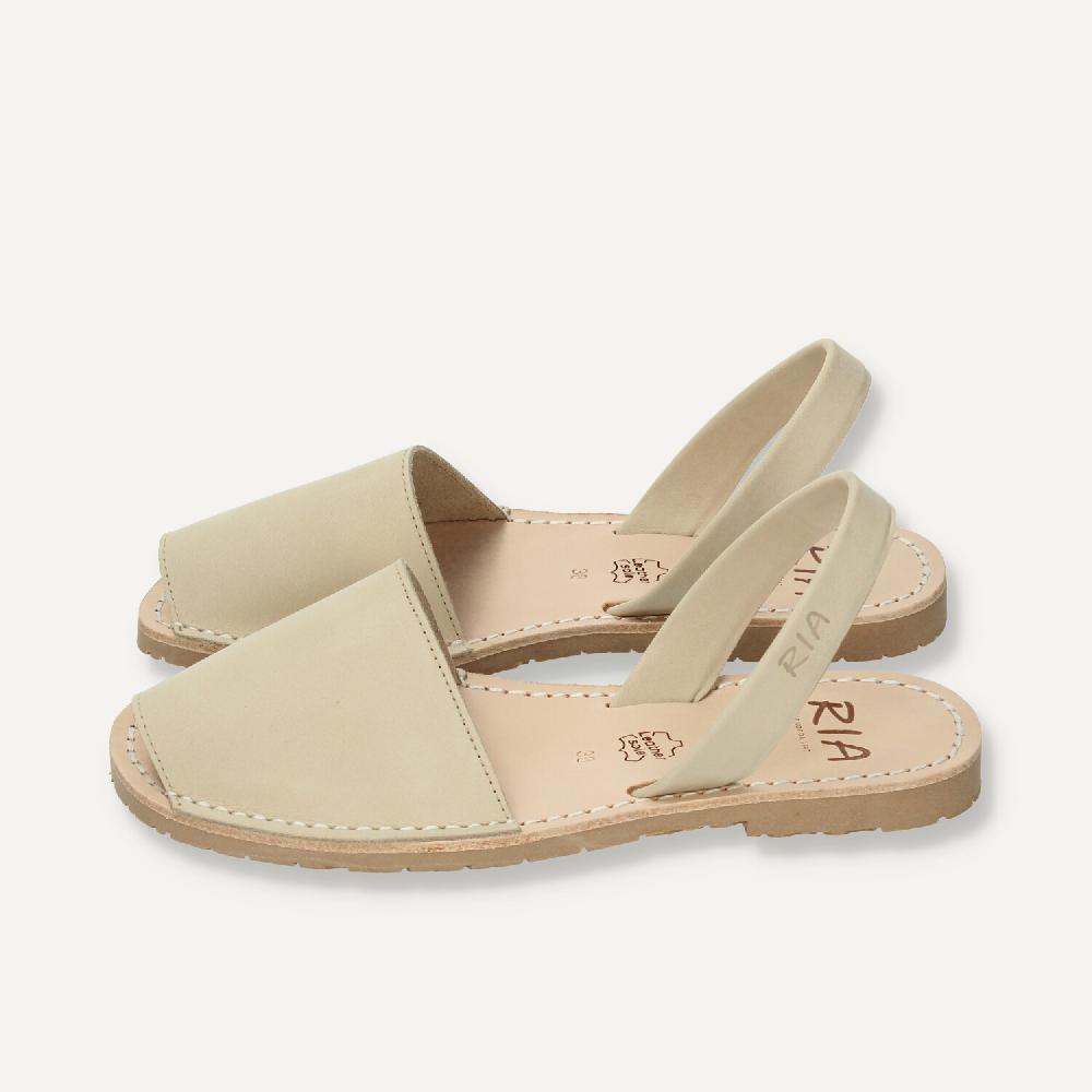 Ria Menorca Menorquina mujer Menorca Beige