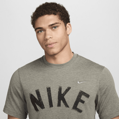 Nike Nike Primary SwooshCamiseta Dri-FIT versátil de manga corta - Hombre Descuentos del mes
