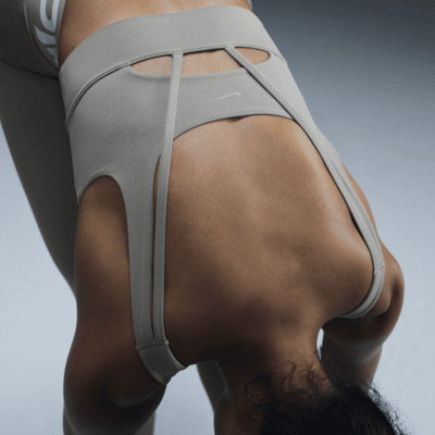 Nike Nike ZenvySujetador deportivo de sujeción media con almohadilla y escote alto - Mujer Liquidación