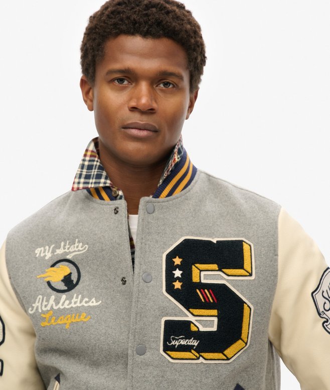 superdry Cazadora bómber con insignia universitaria Rebajas online