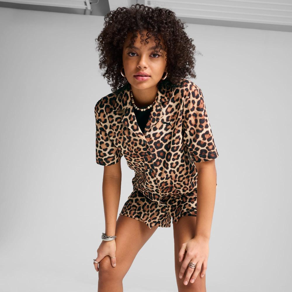 Puma Camiseta holgada tejida con estampado integral LEO LUXE para mujer Descuento por venta flash